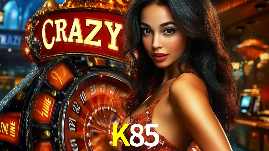 Mulher glamourosa olhando para a câmera com a roda vermelha do Crazy Time ao fundo em um ambiente de cassino, destacando a emoção dos jogos ao vivo no K85.